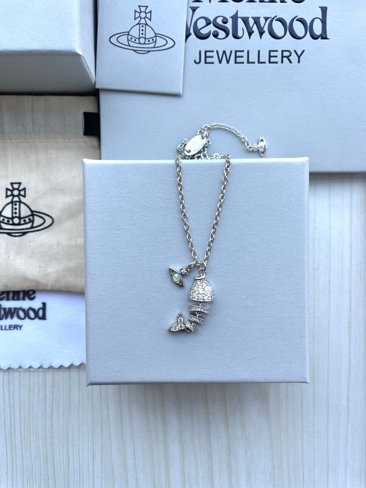 Vivienne Westwood 2026 Full-Rhinestone Fishbone Clavicle Necklace