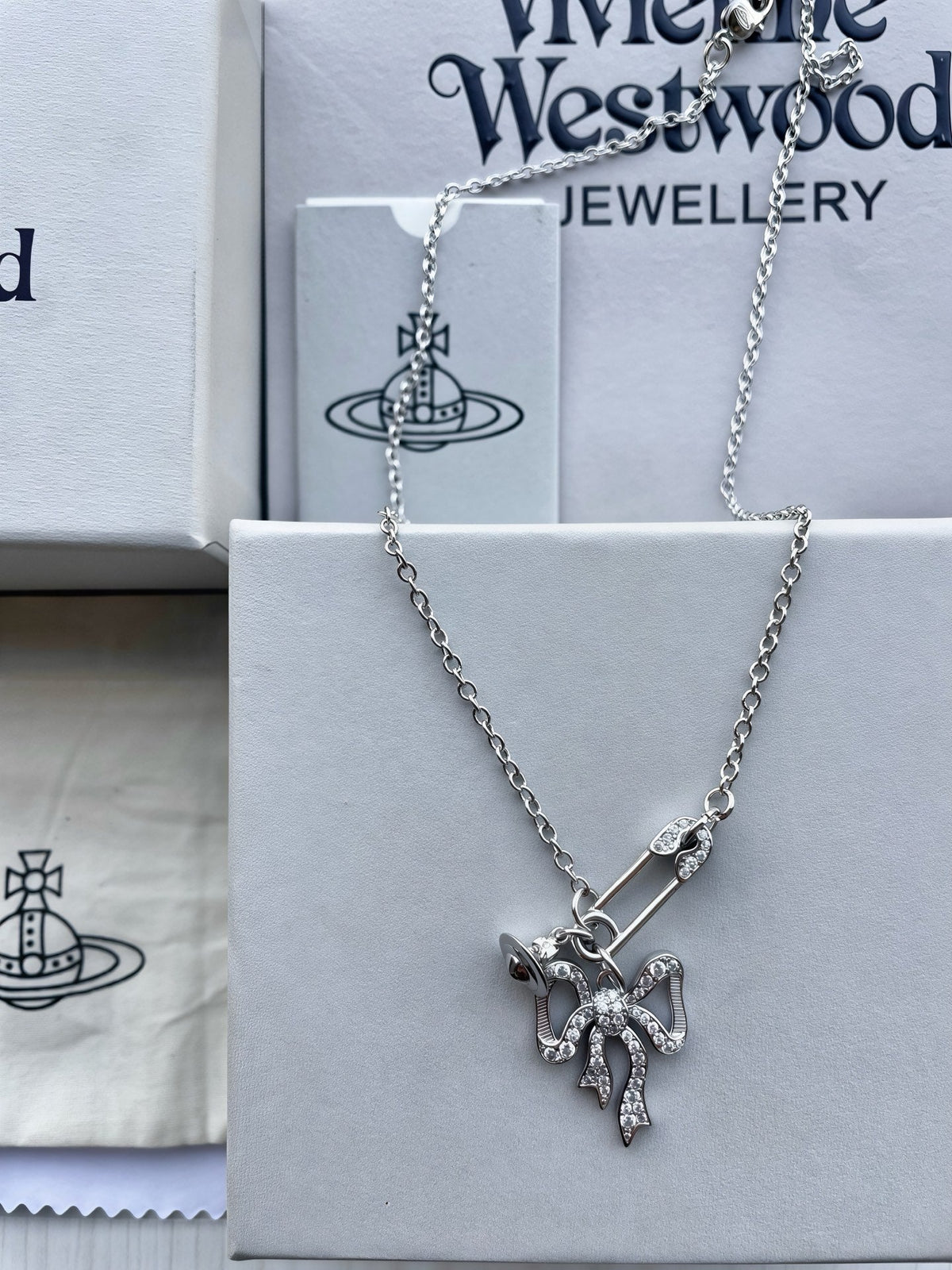 Vivienne Westwood 2026 Rhinestone Safety Pin Clavicle Chain