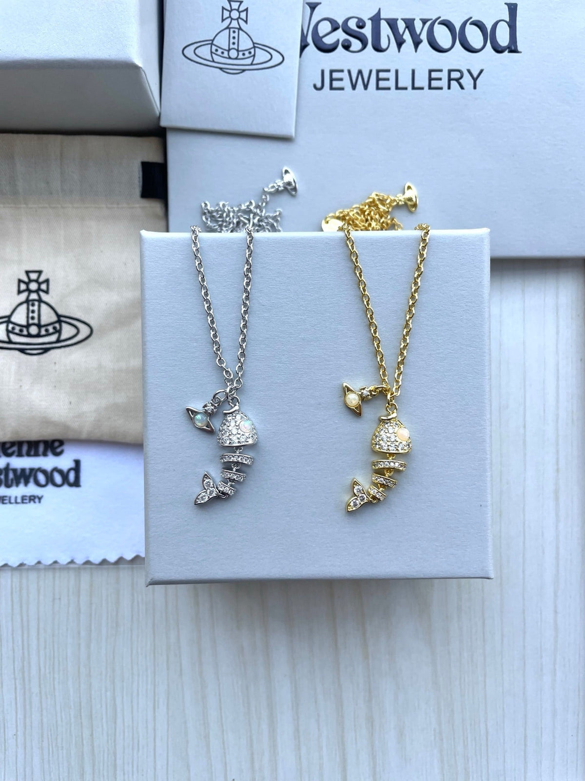 Vivienne Westwood 2026 Full-Rhinestone Fishbone Clavicle Necklace