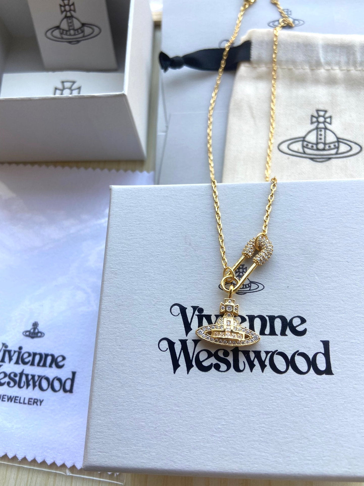 Vivienne Westwood 2026 Full-Rhinestone Pin Necklace