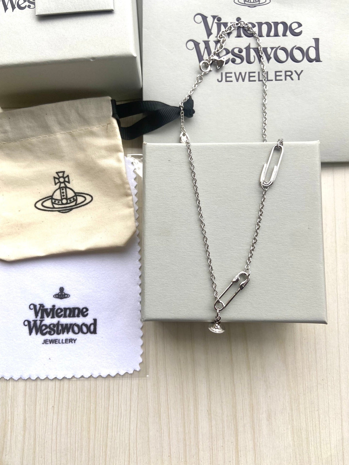 Vivienne Westwood 2026 Minimalist Safety Pin Clavicle Chain