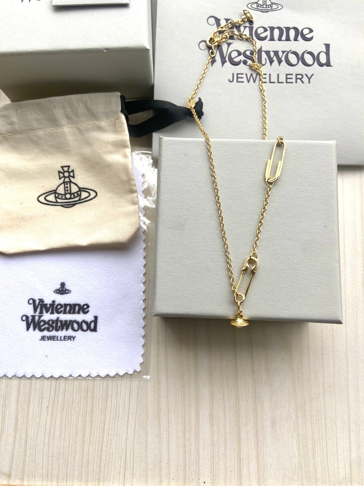 Vivienne Westwood 2026 Minimalist Safety Pin Clavicle Chain