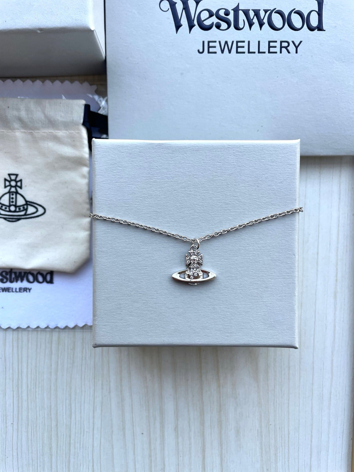 Vivienne Westwood 2026 "Planet" Full-Rhinestone Clavicle Necklace