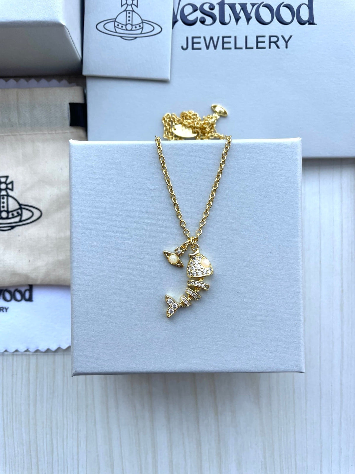 Vivienne Westwood 2026 Full-Rhinestone Fishbone Clavicle Necklace