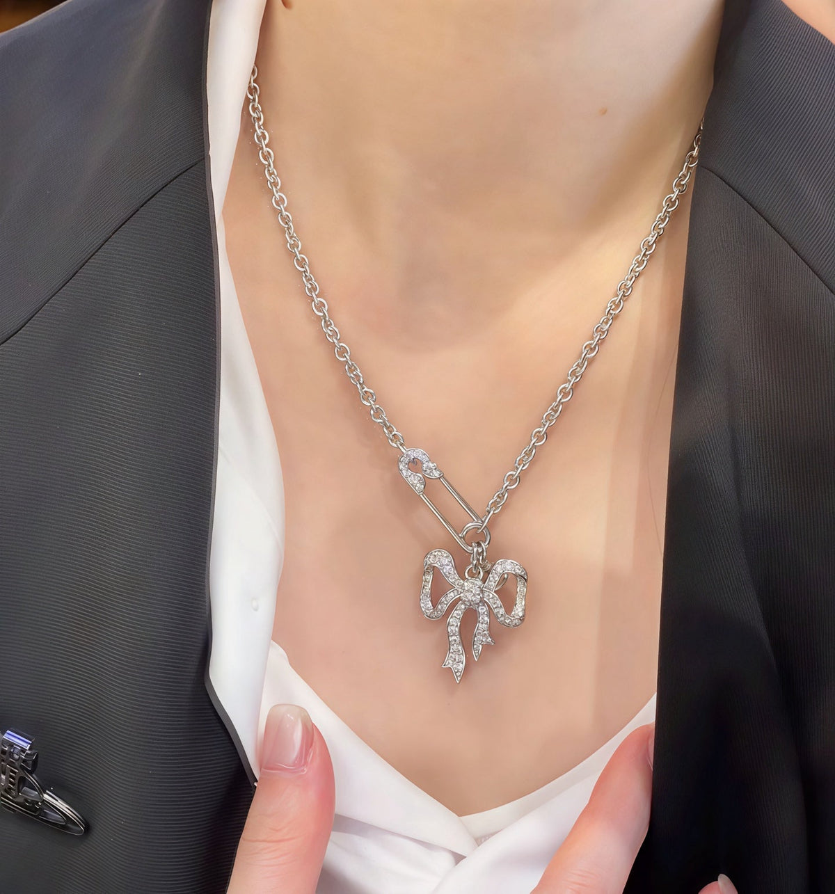 Vivienne Westwood 2026 Rhinestone Safety Pin Clavicle Chain